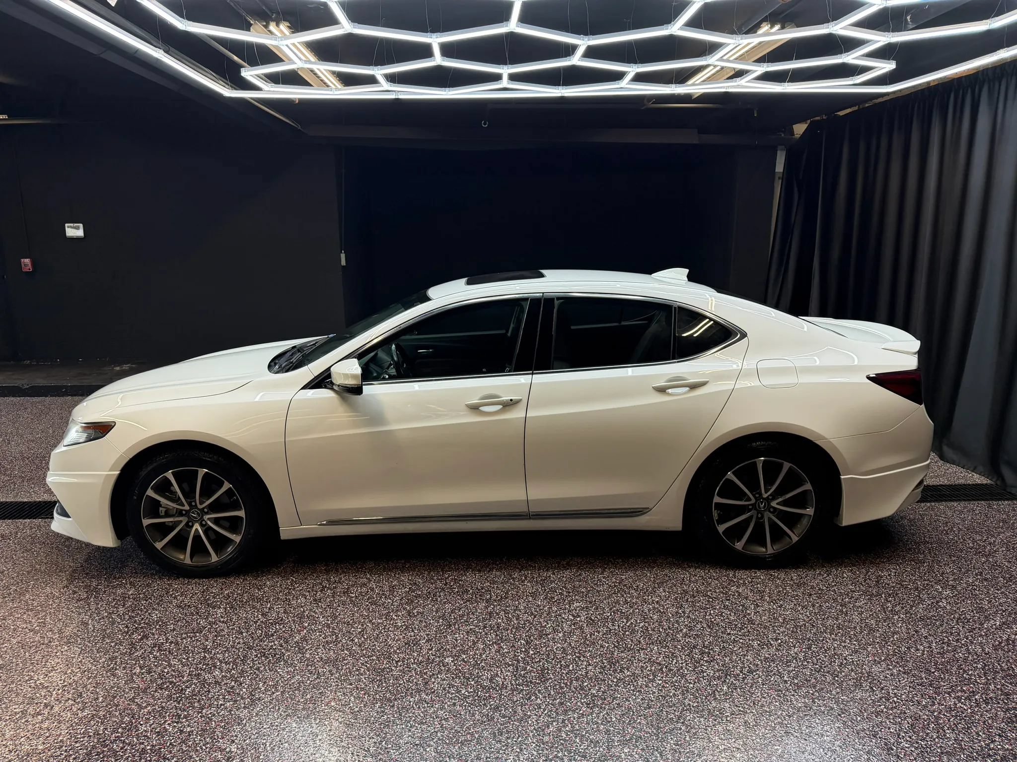 Used 2017 Acura TLX V6 SH-AWD w/ Advance Package image 4