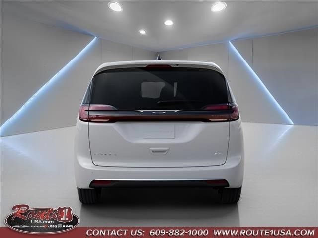 New 2027 Chrysler Pacifica Select AWD/4WD image 8