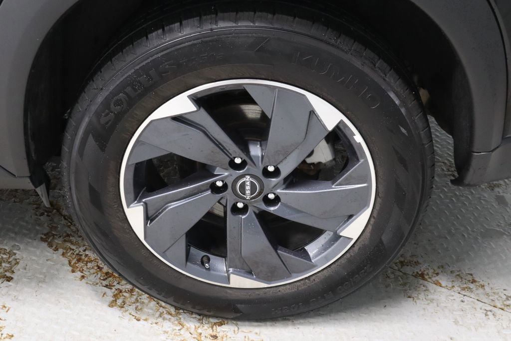 Certified 2025 Nissan Rogue SV FWD image 18