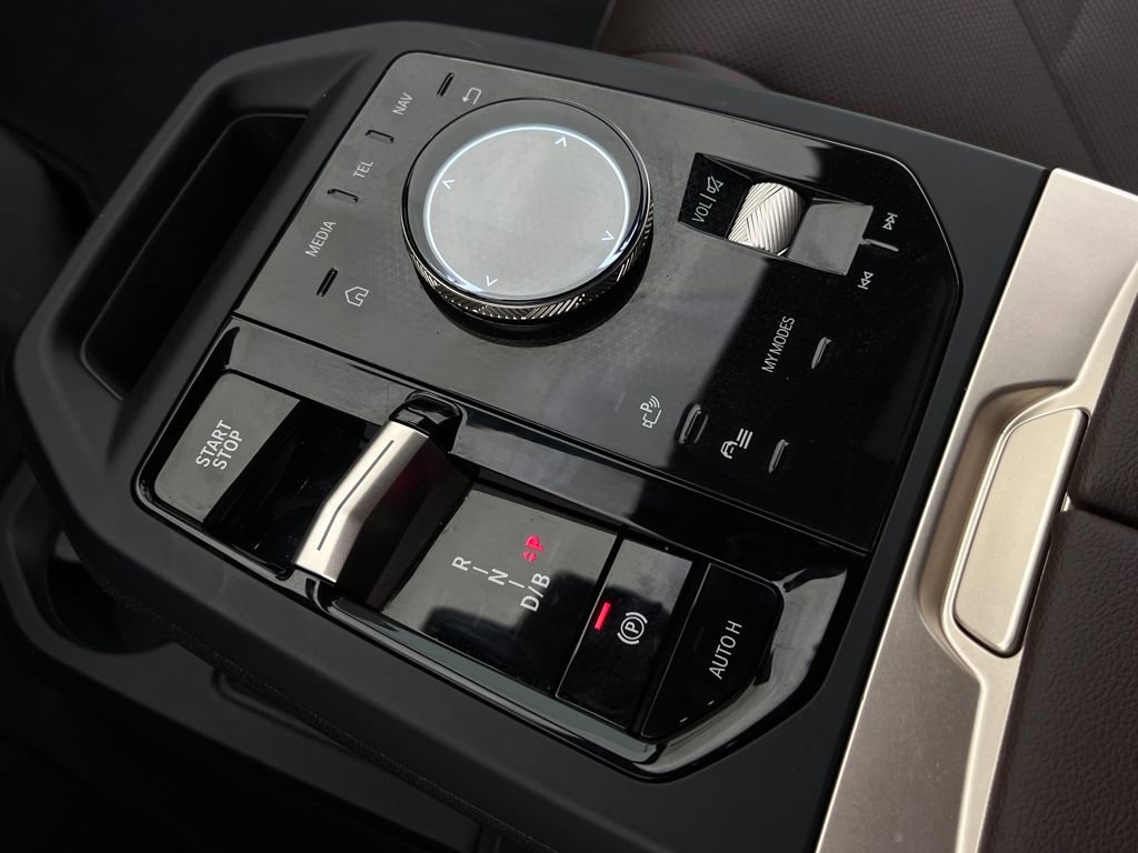 Used 2026 BMW iX xDrive45 w/ Premium Package AWD/4WD image 21