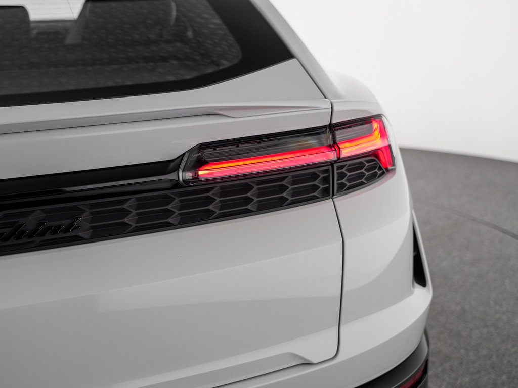 Used 2025 Lamborghini Urus SE AWD/4WD image 43