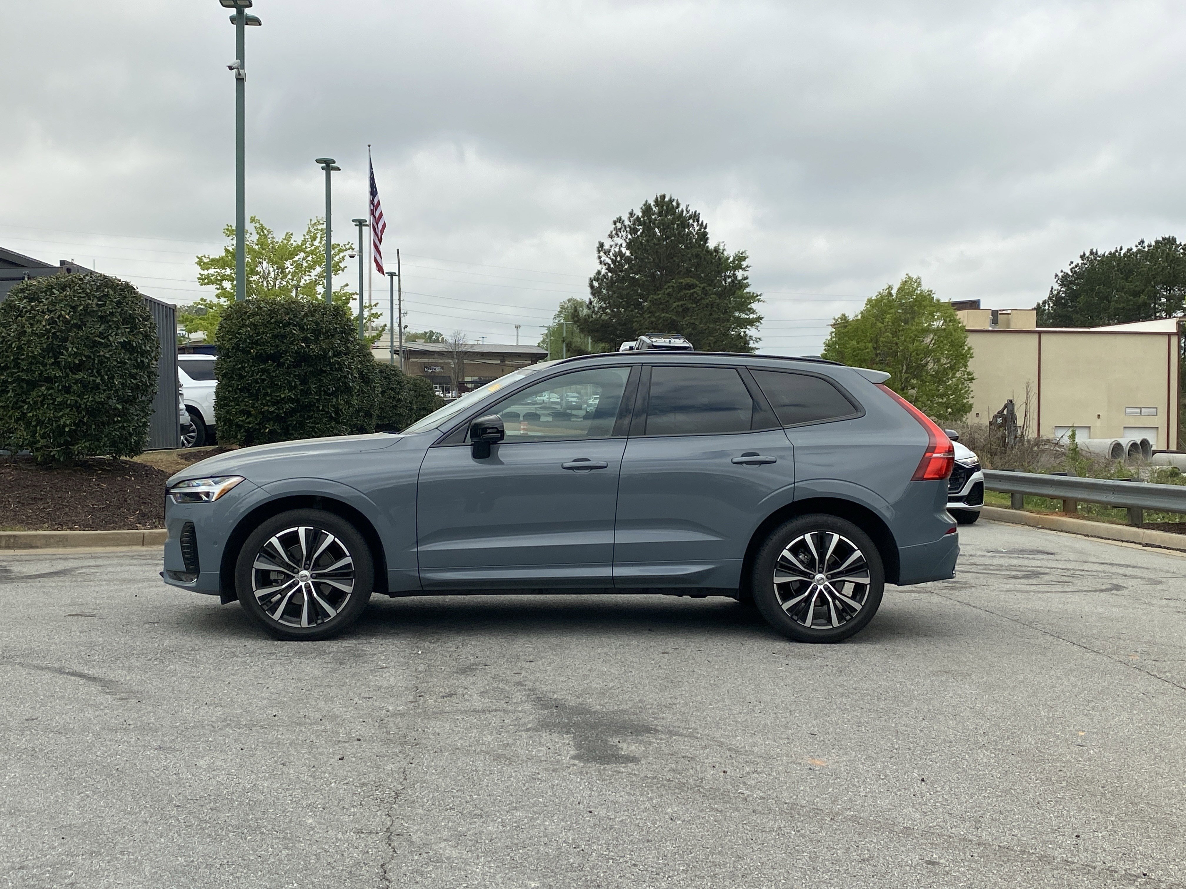 Used 2024 Volvo XC60 B5 Plus image 11