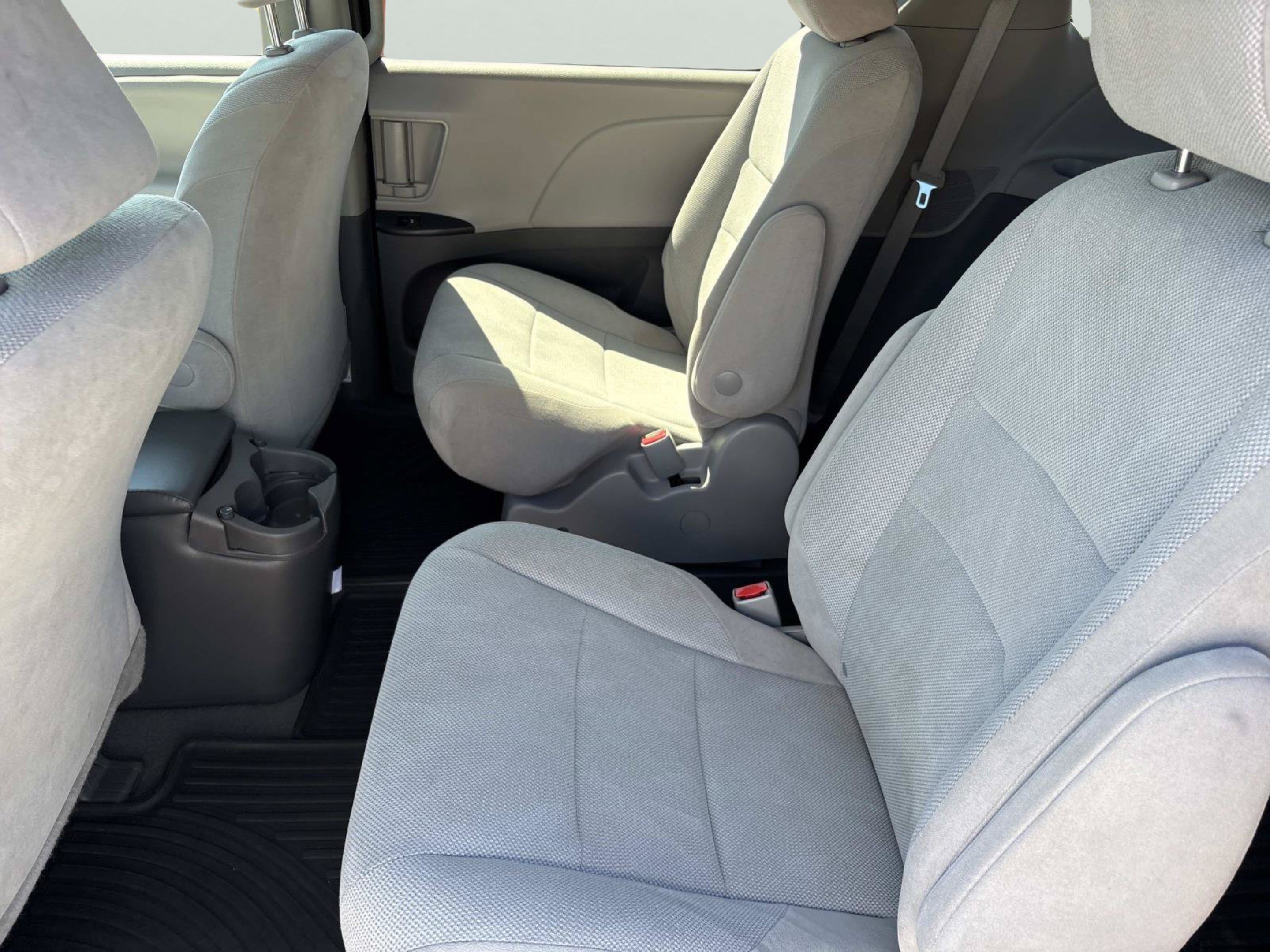 Used 2020 Toyota Sienna L FWD image 14