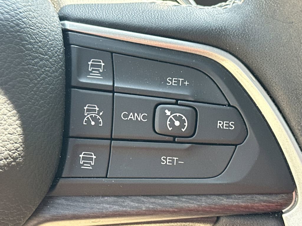 Used 2023 Jeep Grand Cherokee Limited w/ Luxury Tech Group II RWD image 28