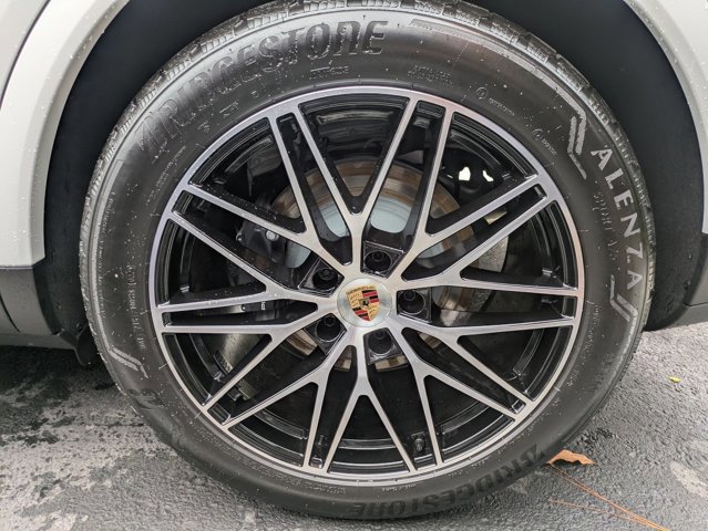 Certified 2025 Porsche Cayenne AWD/4WD image 27