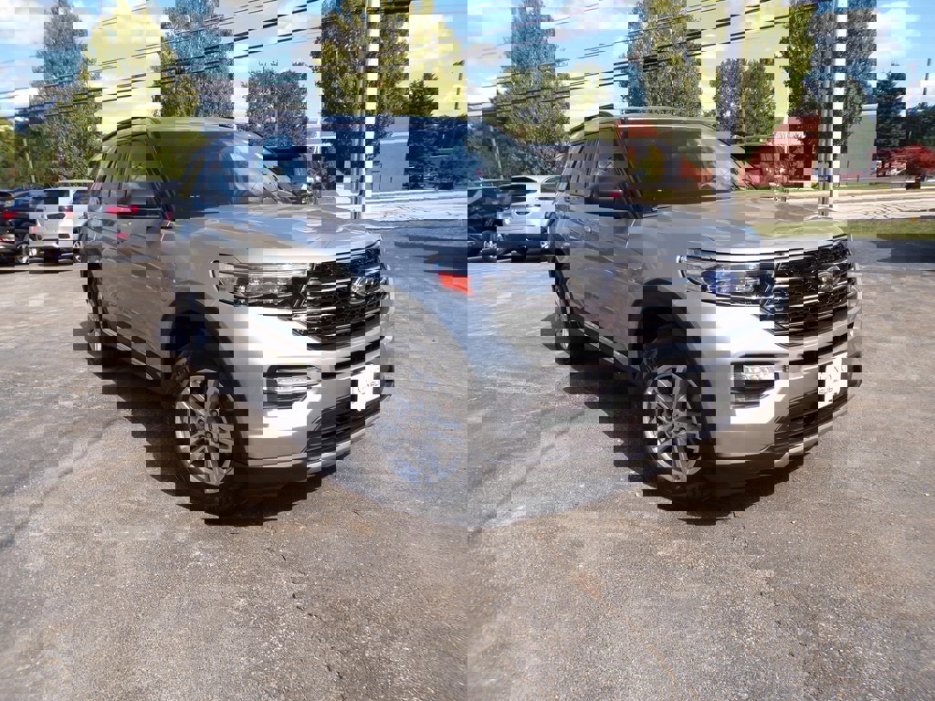 Used 2020 Ford Explorer XLT w/ Equipment Group 202A image 4