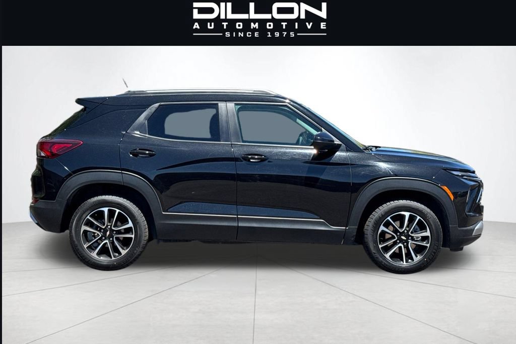 Used 2025 Chevrolet TrailBlazer LT AWD/4WD image 3