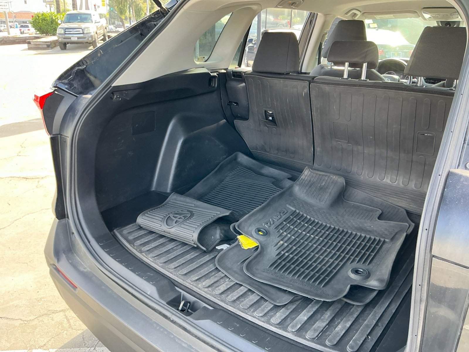 Used 2021 Toyota RAV4 LE image 18