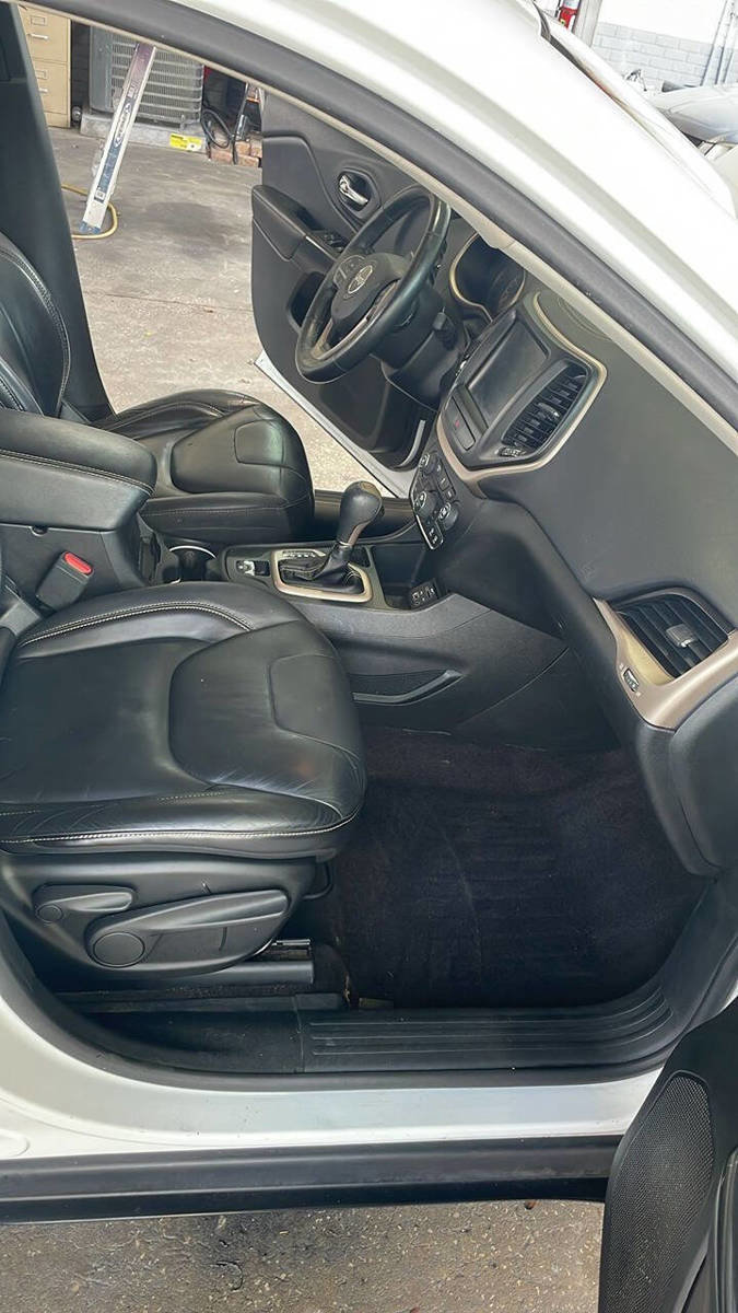 Used 2017 Jeep Cherokee Limited image 2