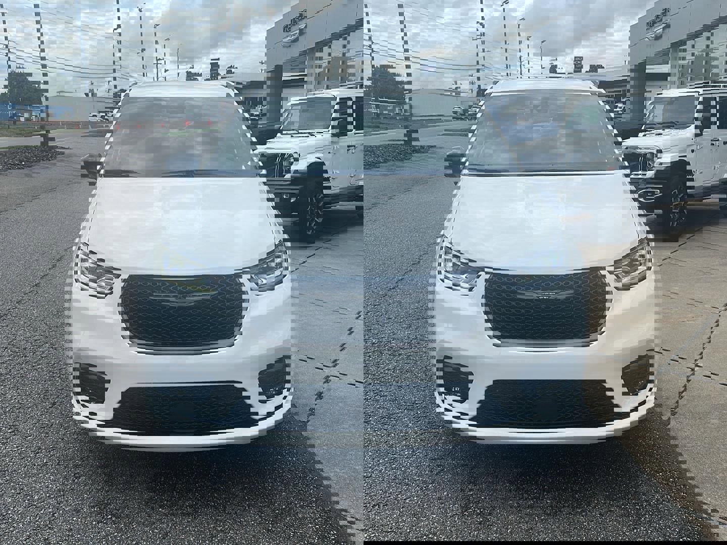 New 2026 Chrysler Pacifica Select image 2