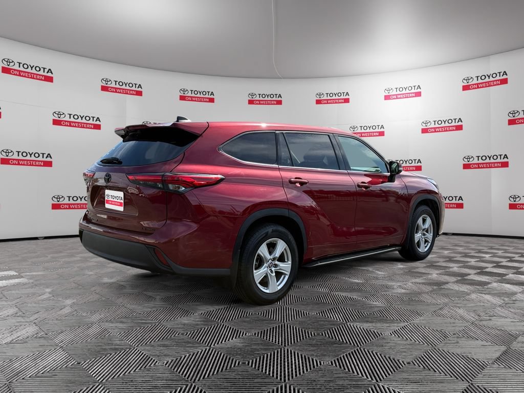 Used 2022 Toyota Highlander LE AWD/4WD image 5