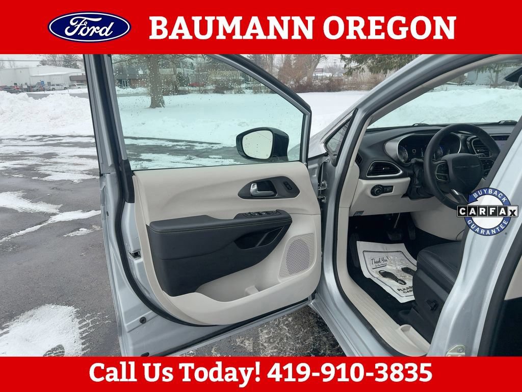 Used 2024 Chrysler Pacifica Touring-L FWD image 5