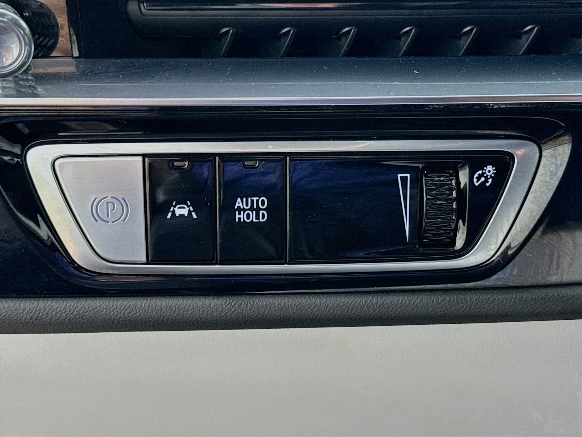 Used 2024 Cadillac Lyriq Luxury AWD/4WD image 13