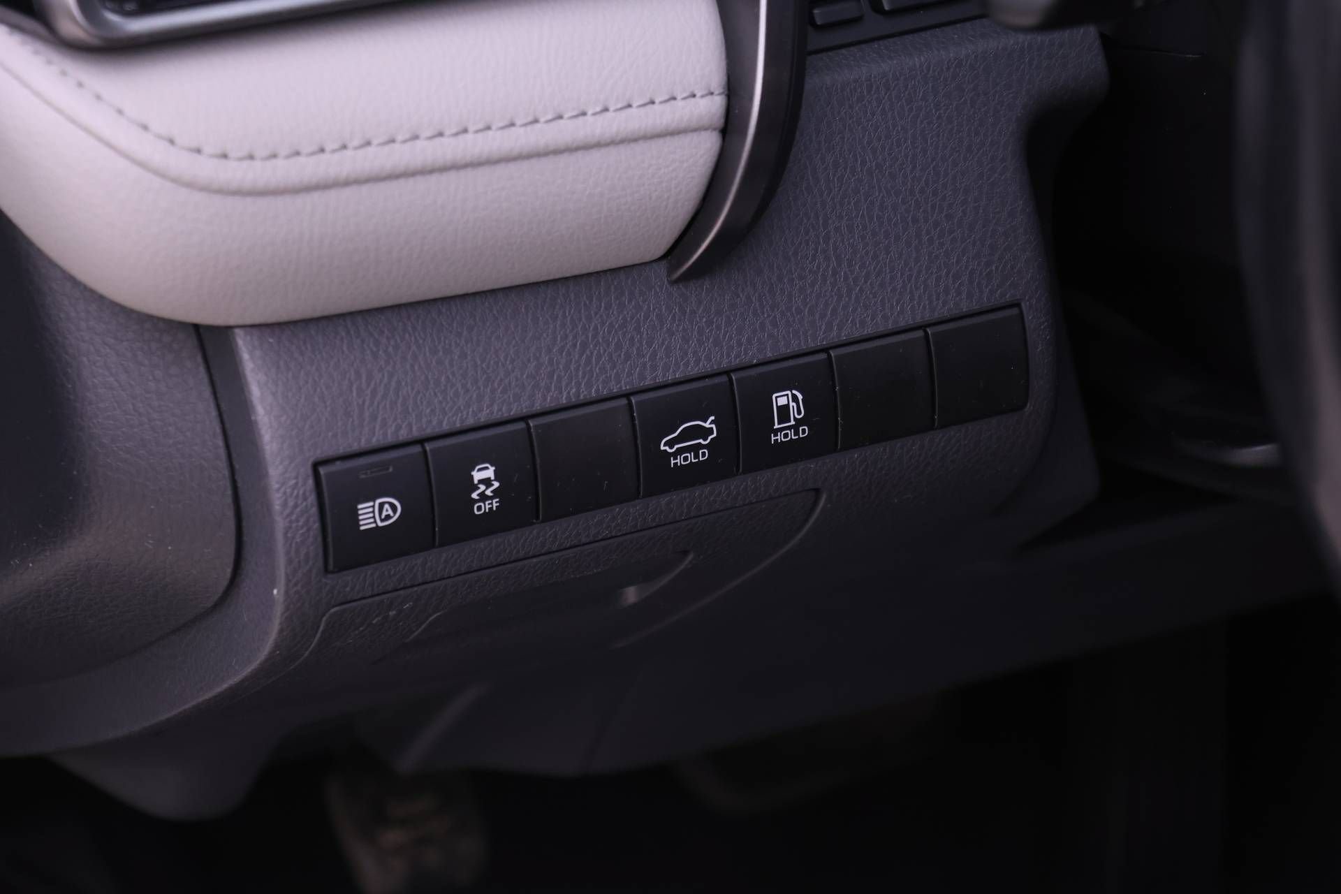 Used 2020 Toyota Camry SE FWD image 19