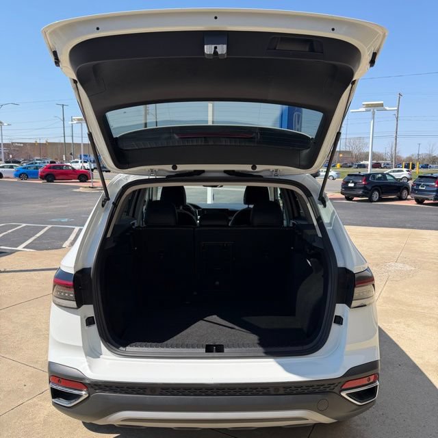Used 2025 Volkswagen Taos SE AWD/4WD image 12