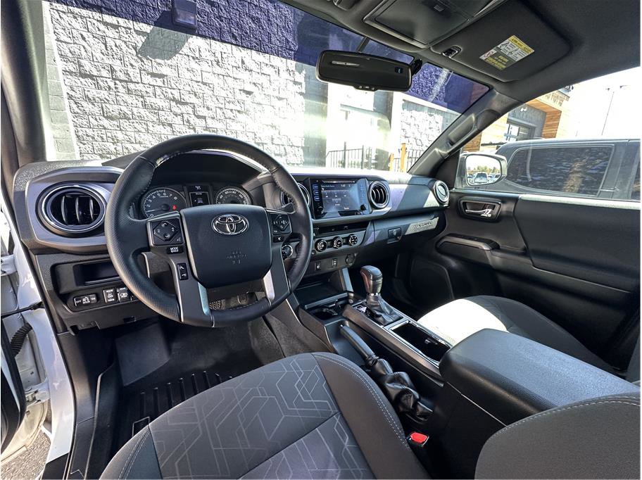 Used 2017 Toyota Tacoma TRD Sport w/ Tow Package (A/T) image 13