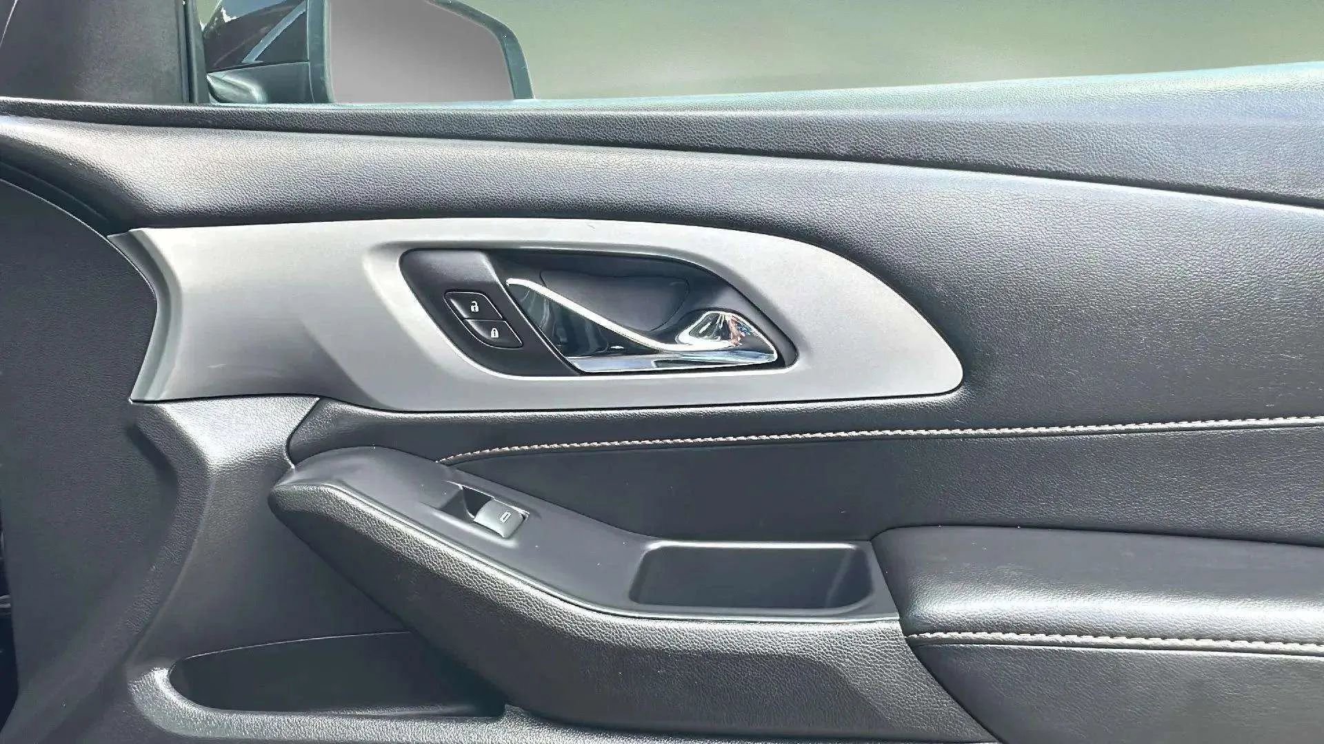 Used 2021 Chevrolet Traverse LT w/ LT Premium Package image 21