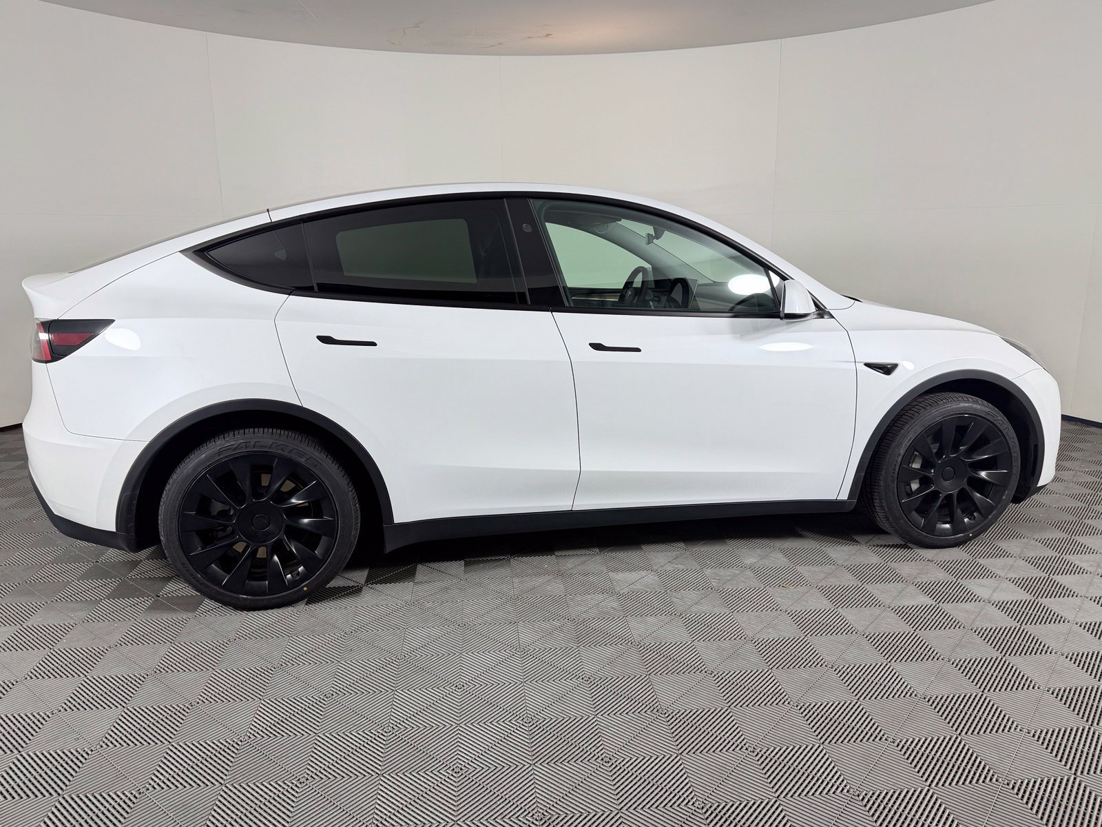 Used 2024 Tesla Model Y Long Range AWD/4WD image 10