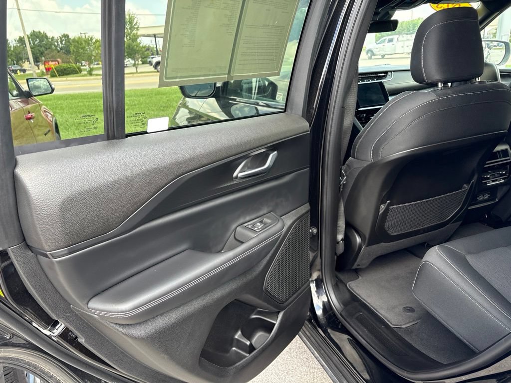 Used 2025 Jeep Grand Cherokee Laredo AWD/4WD image 30