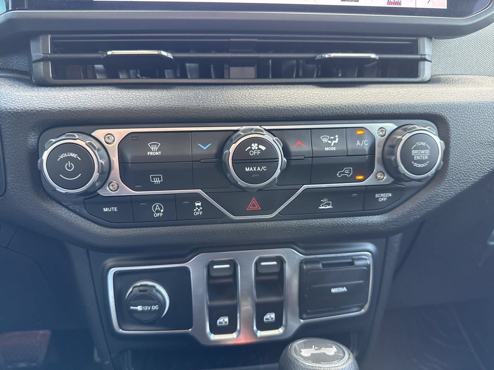 Used 2025 Jeep Wrangler Sport AWD/4WD image 16