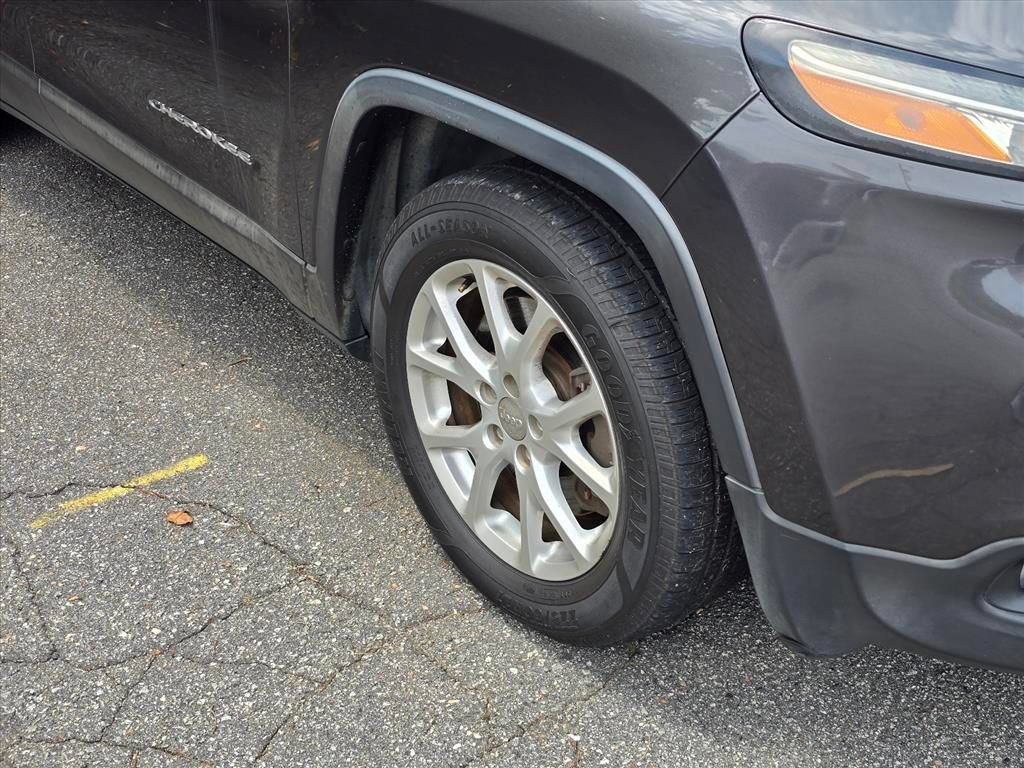 Used 2014 Jeep Cherokee Latitude w/ Cold Weather Group FWD image 17