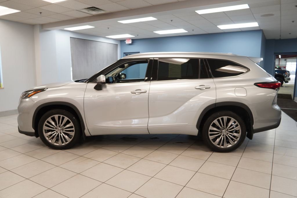 Used 2022 Toyota Highlander Platinum image 2