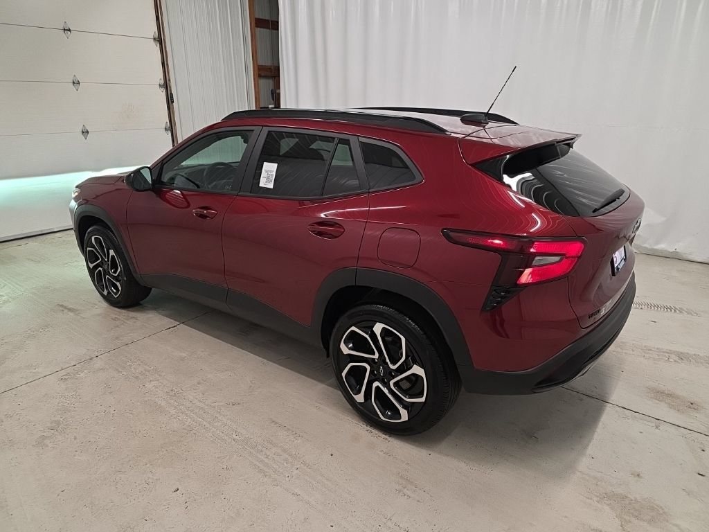 Used 2025 Chevrolet Trax RS w/ Sunroof Package FWD image 3