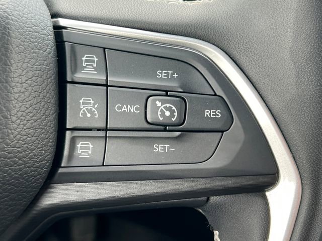 Used 2023 Jeep Grand Cherokee Altitude AWD/4WD image 21
