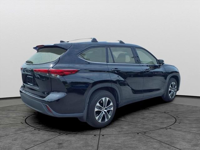 Used 2021 Toyota Highlander XLE AWD/4WD image 4