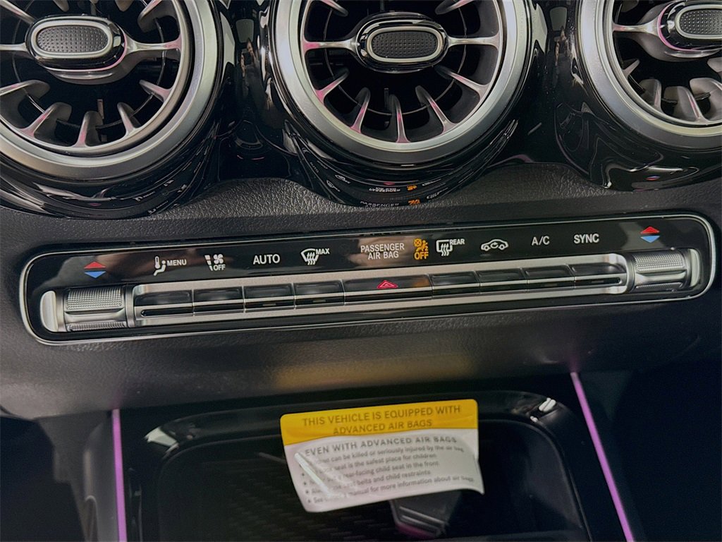 Used 2025 Mercedes-Benz GLB 250 4MATIC image 17