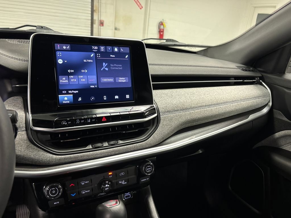 Used 2025 Jeep Compass Latitude image 35