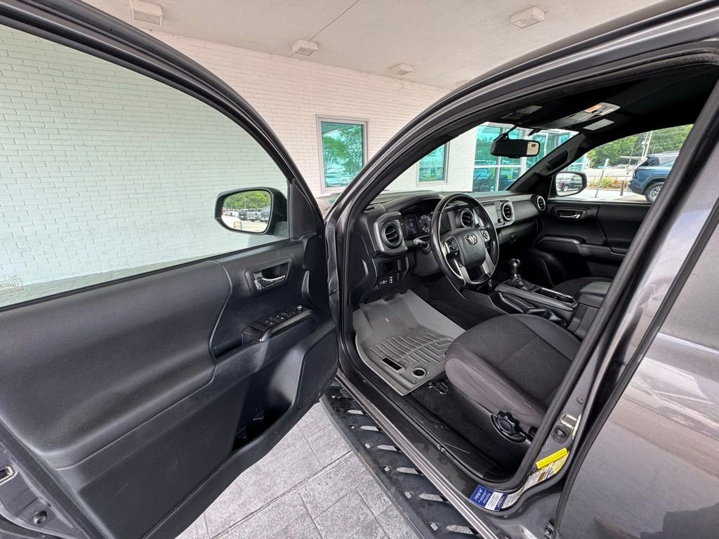 Used 2016 Toyota Tacoma TRD Sport w/ Towing Package RWD image 12