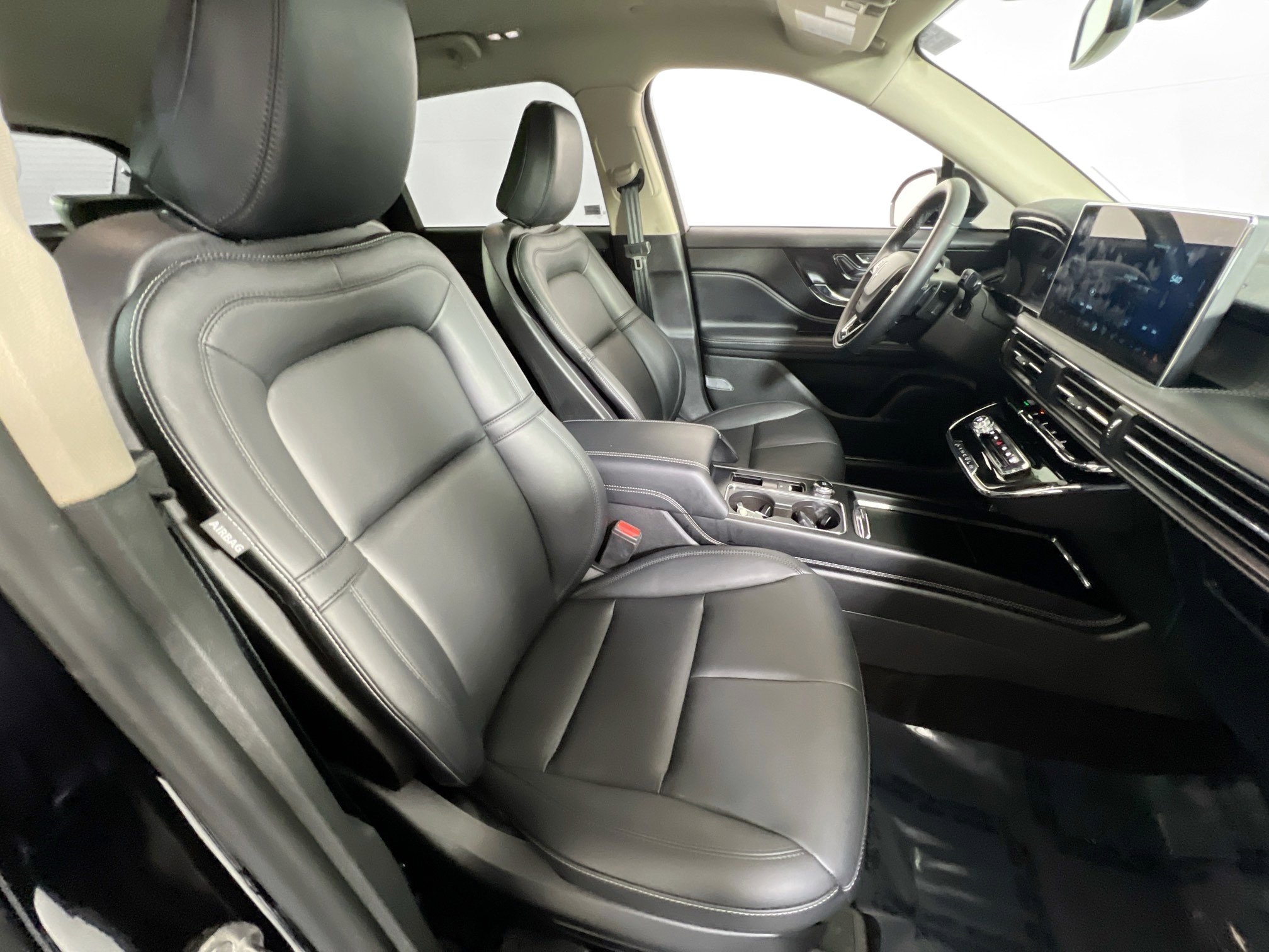 Used 2025 Lincoln Corsair AWD w/ Rear Removable Package Tray image 27