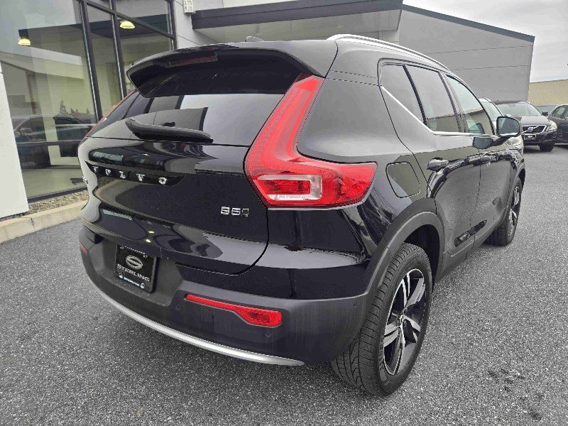 Used 2023 Volvo XC40 B5 Plus image 3