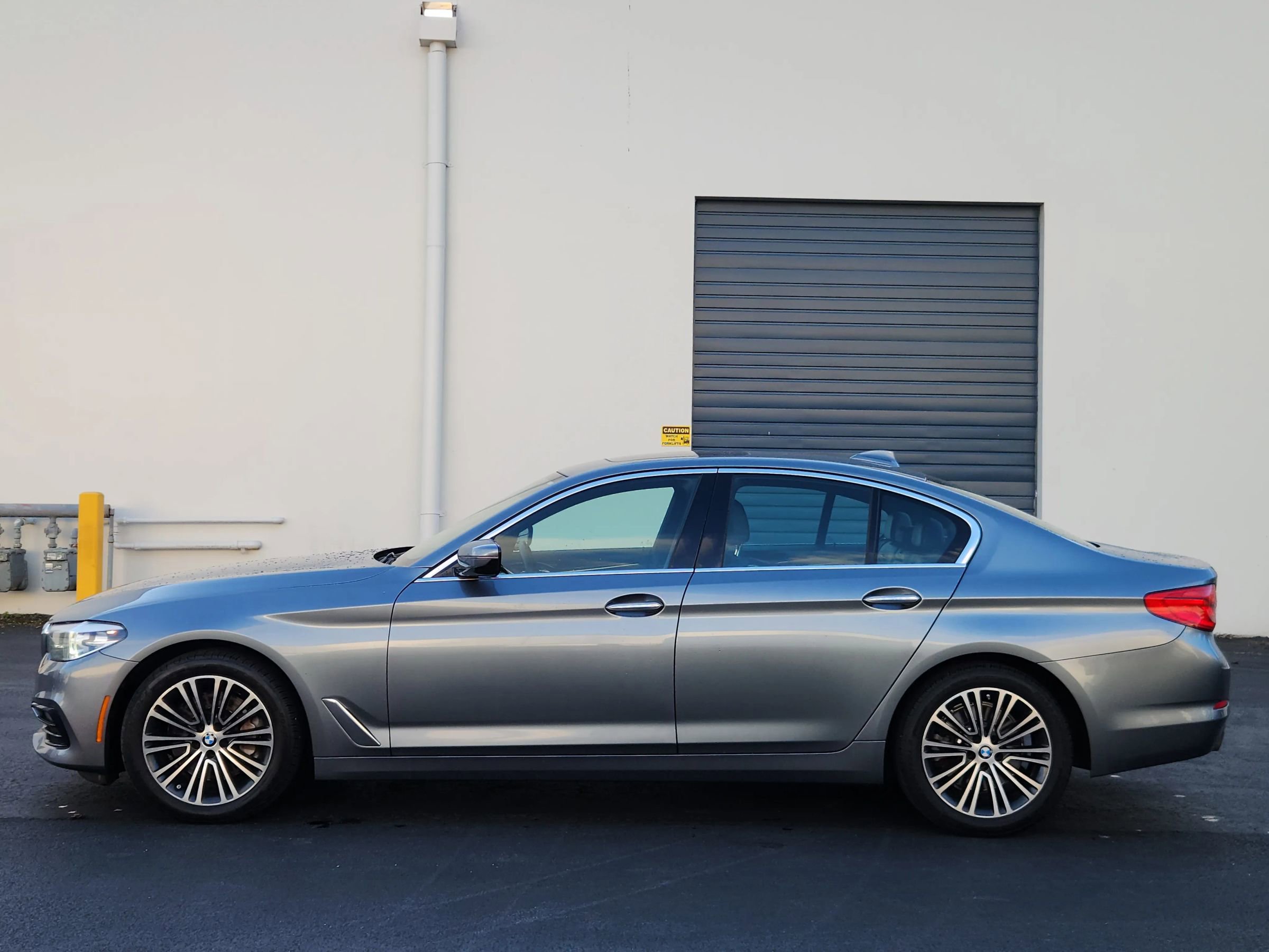 Used 2018 BMW 530i xDrive w/ Premium Package image 2