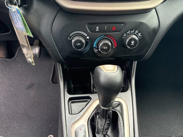 Used 2017 Jeep Cherokee Sport FWD image 18