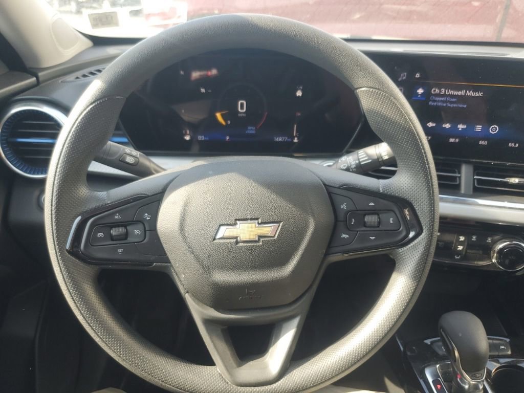 Used 2025 Chevrolet Trax LT FWD image 19