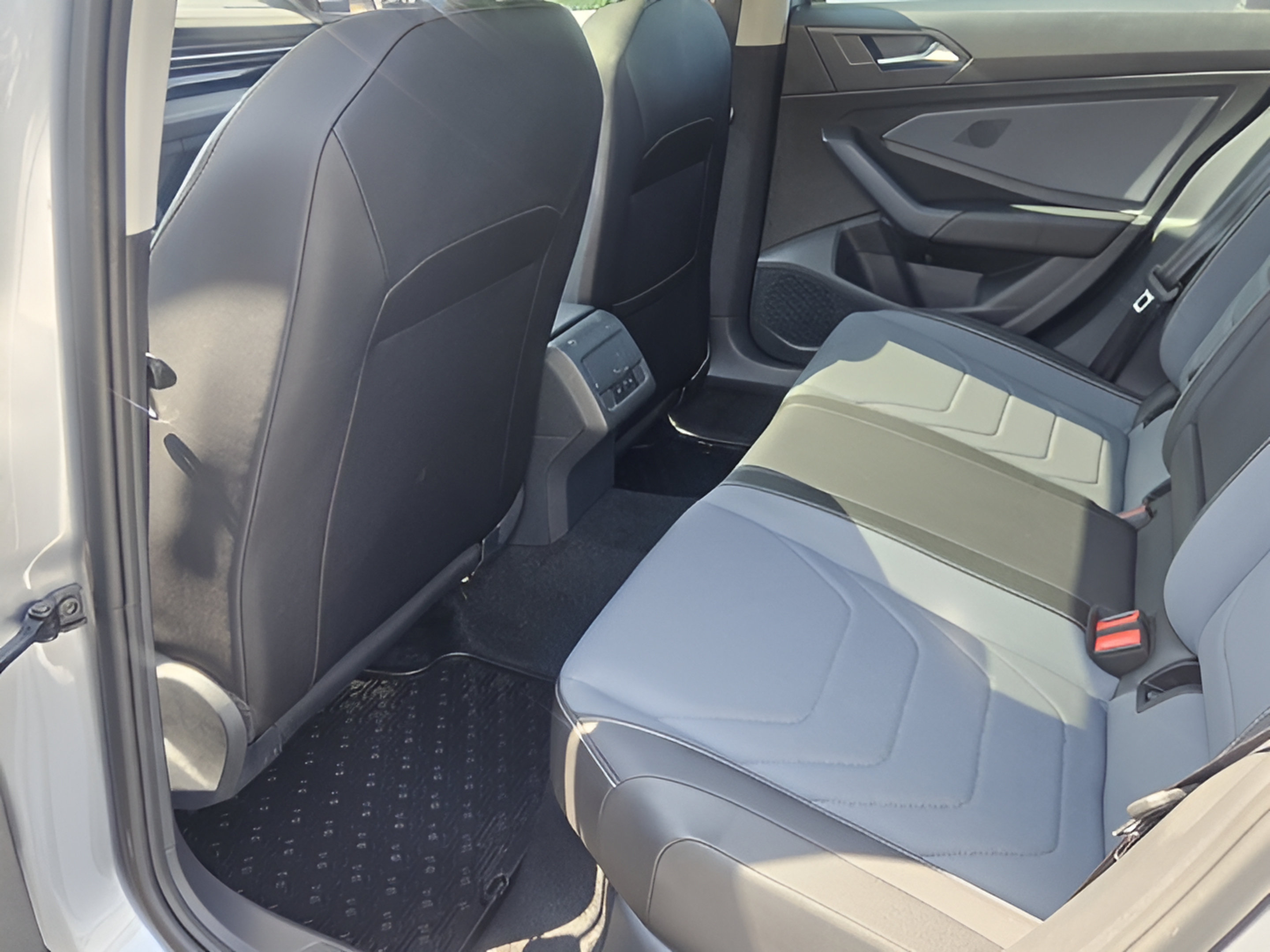 Used 2025 Volkswagen Jetta SEL FWD image 9