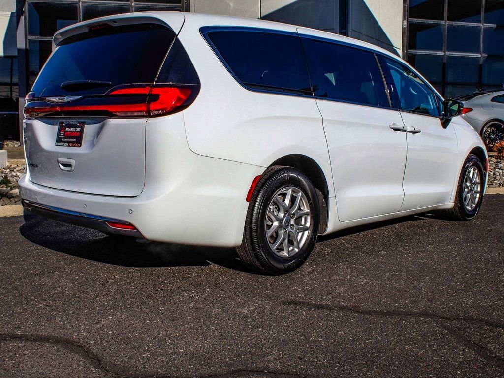 Used 2024 Chrysler Pacifica Touring-L image 6