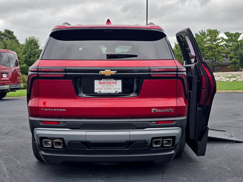 Used 2026 Chevrolet Traverse LT FWD image 7