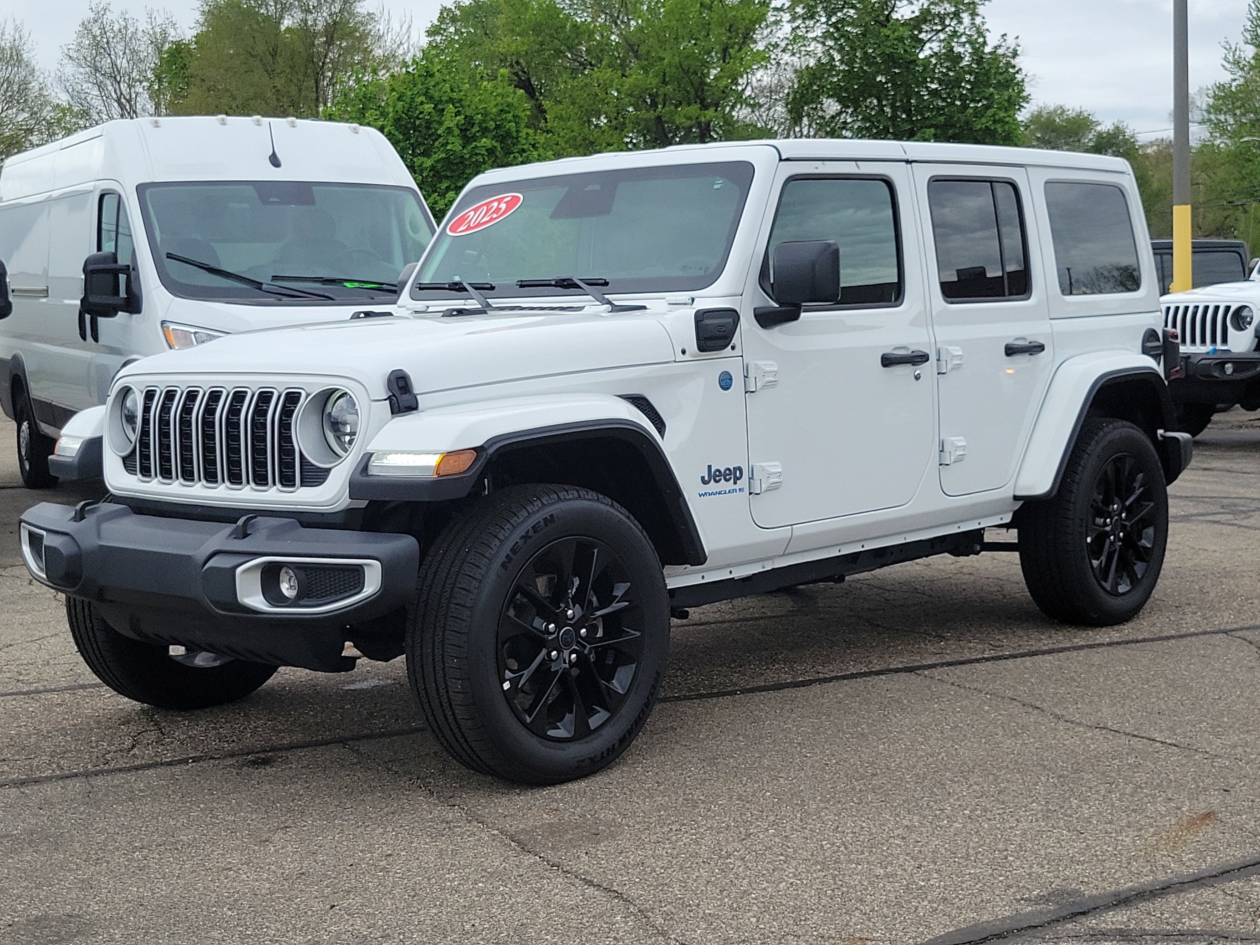 Used 2025 Jeep Wrangler Unlimited Sahara w/ Safety Group AWD/4WD image 2