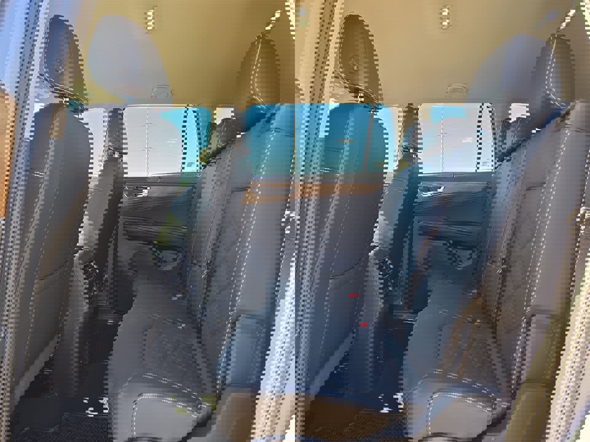 Used 2025 Volkswagen Atlas SE image 13