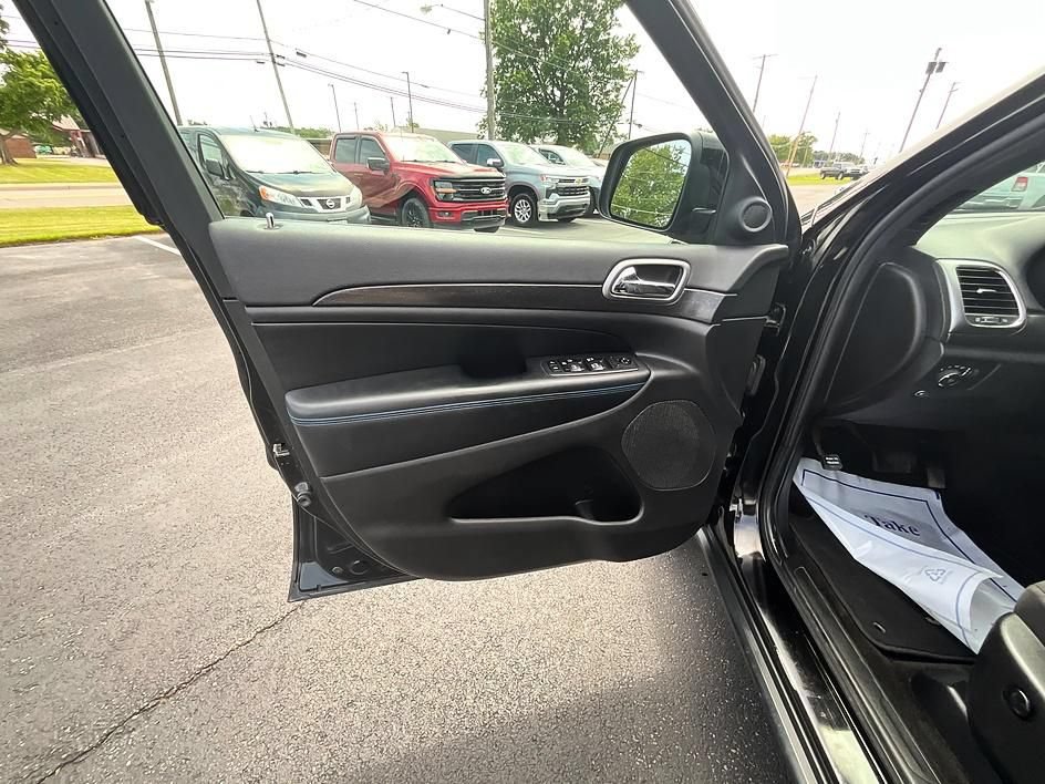 Used 2018 Jeep Grand Cherokee Laredo AWD/4WD image 12