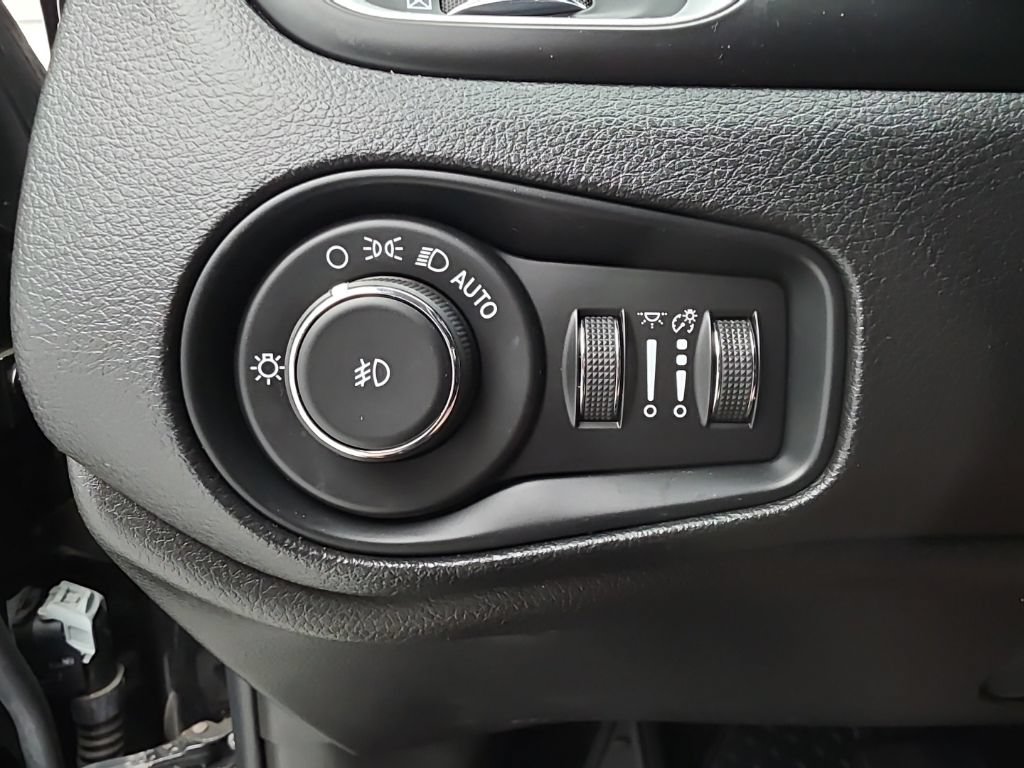 Used 2021 Jeep Renegade Latitude w/ Convenience Group AWD/4WD image 23