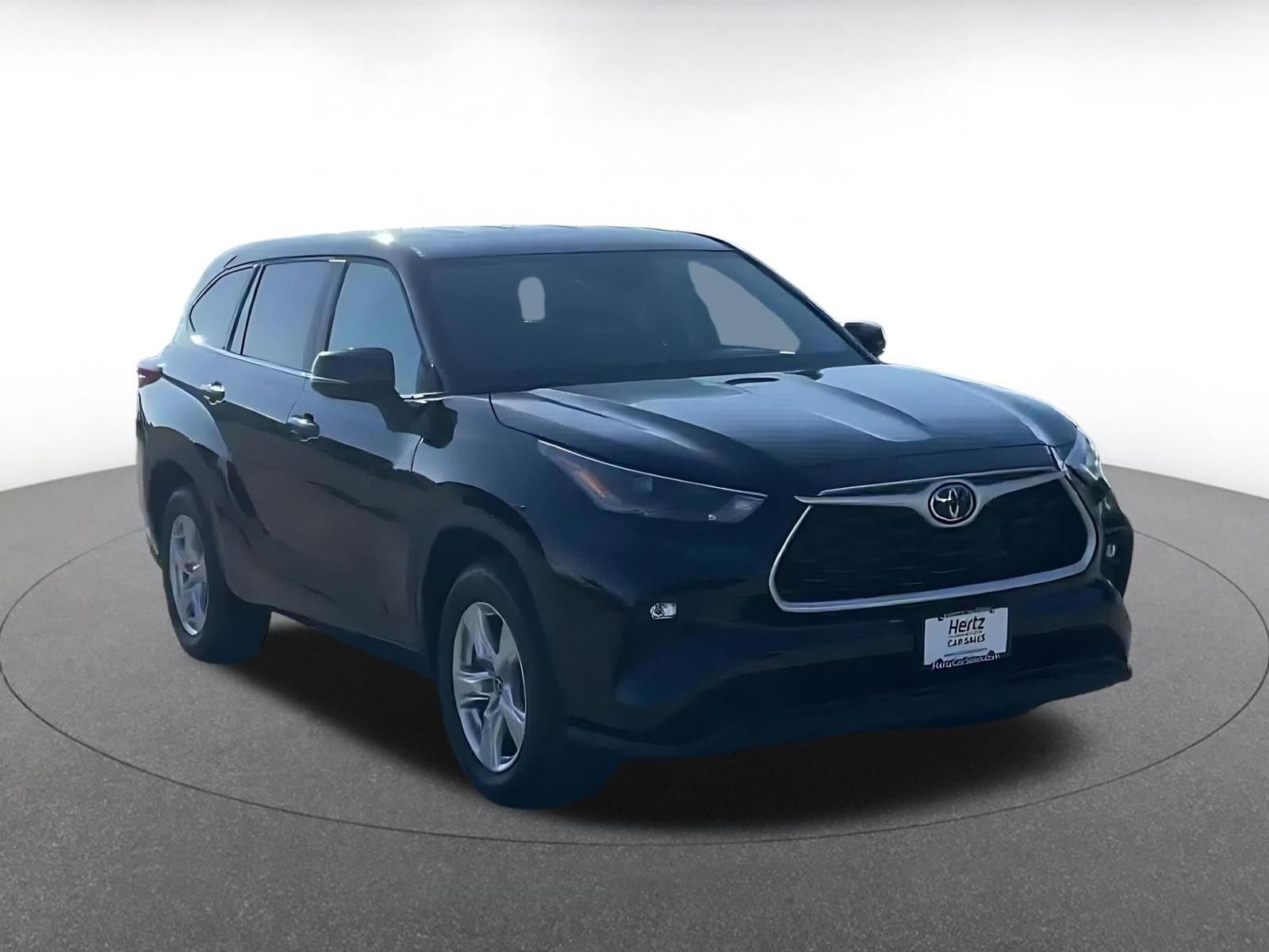 Used 2025 Toyota Highlander LE image 2