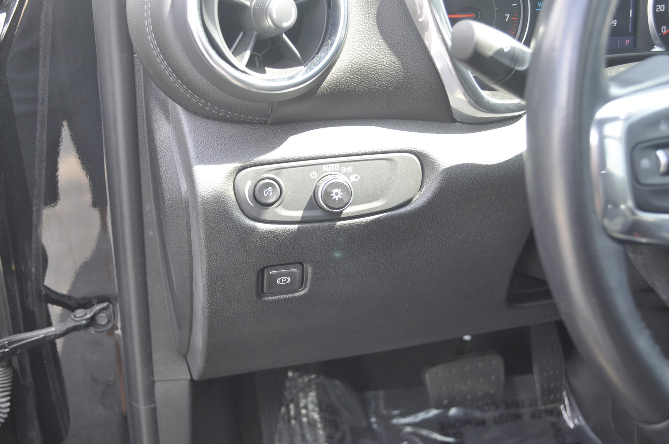 Used 2021 Chevrolet Blazer LT w/ Sound & Technology Package FWD image 17