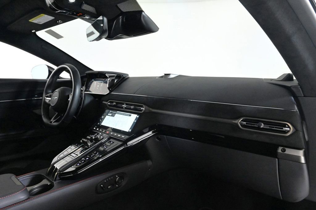 Used 2025 Aston Martin V8 Vantage Coupe image 19