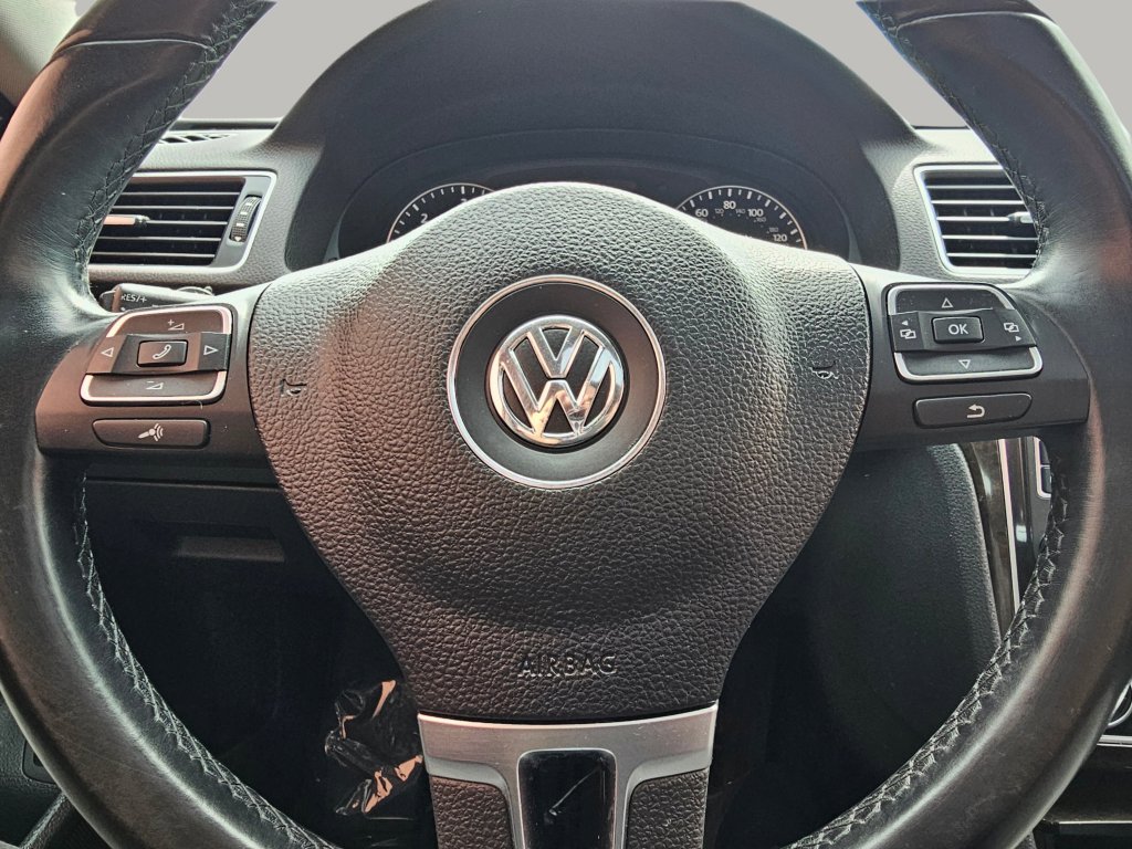 Used 2015 Volkswagen Passat TDI SEL Premium FWD image 3