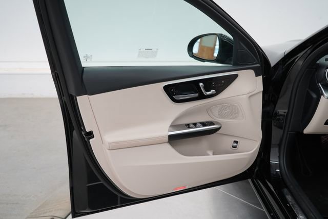 Used 2025 Mercedes-Benz C 300 4MATIC Sedan image 32