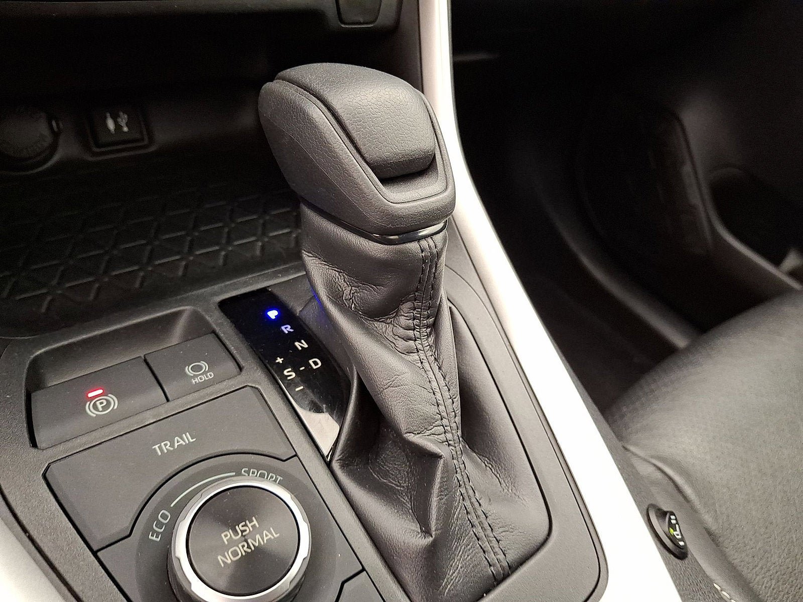 Certified 2019 Toyota RAV4 XLE w/ Carpet Mat Package AWD/4WD image 4